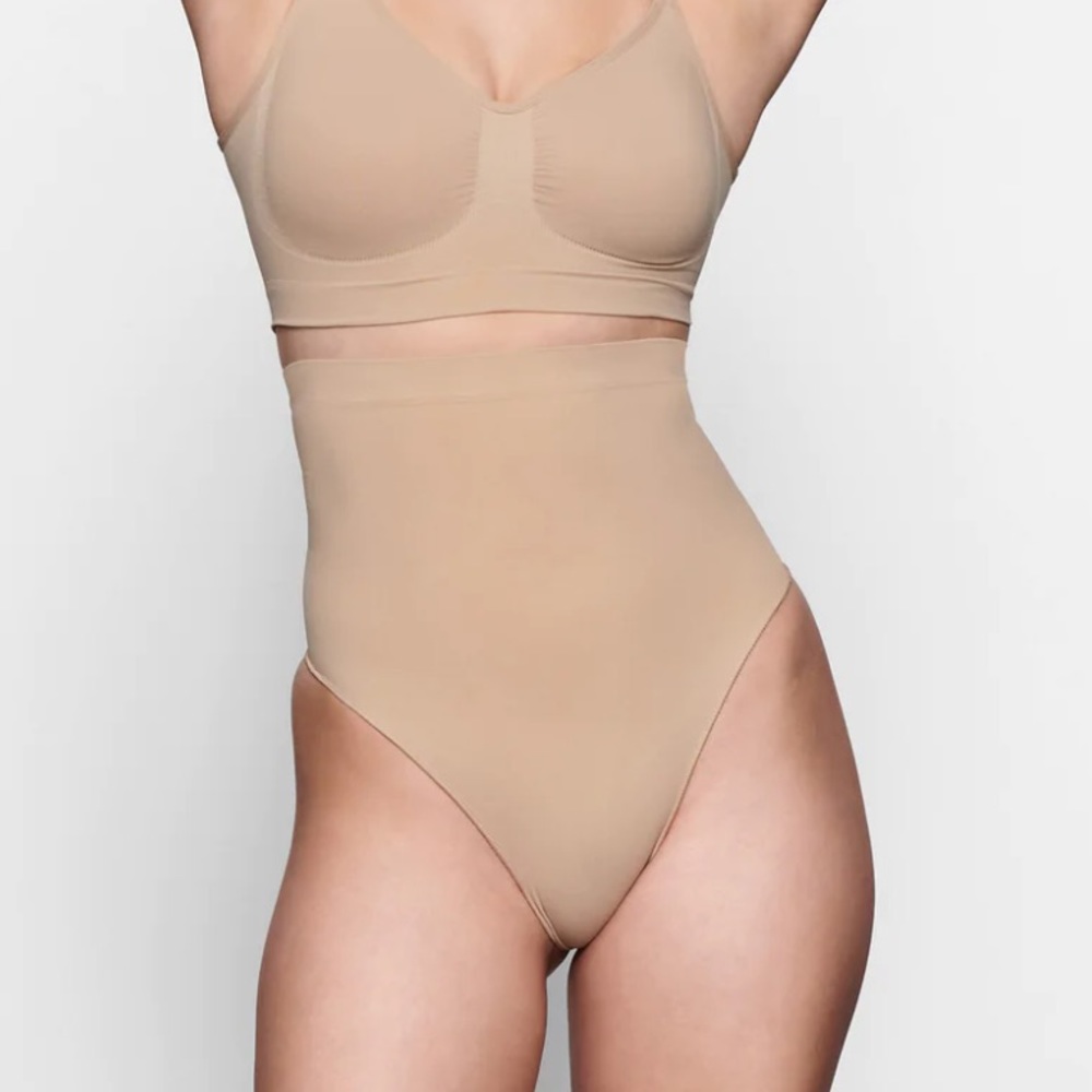 SKIMS sculpting high waisted thong S/M in Clay NEVER WORN
